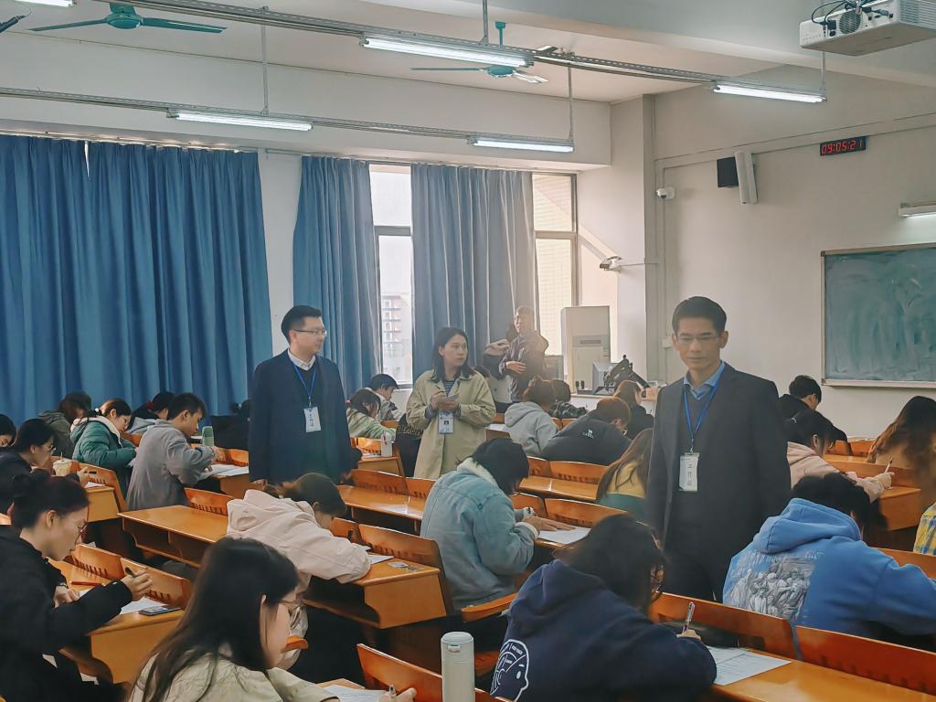 伟德国际1949始于英国开展期末考试巡考工作