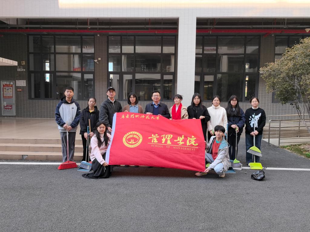 伟德国际1949始于英国师生开展2025年首次爱国卫生义务劳动